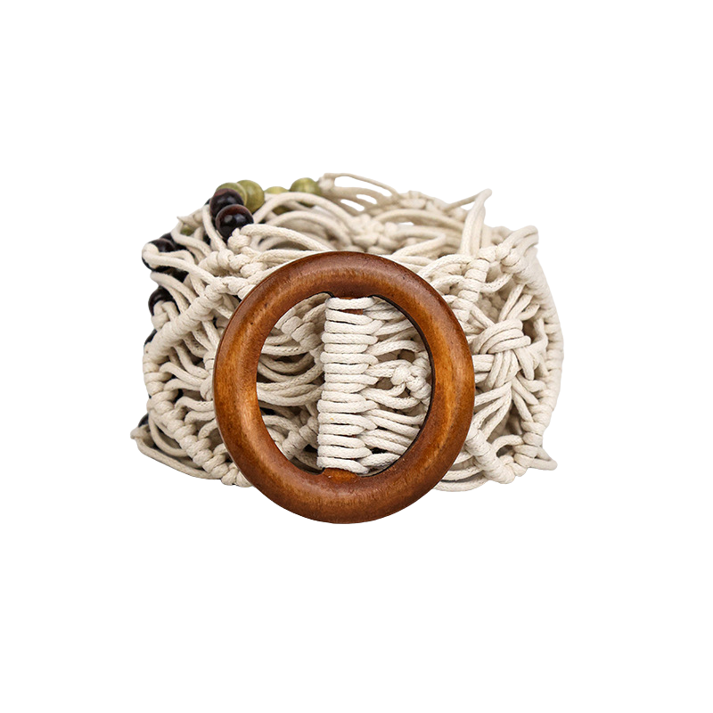 Ceinture Aurélie en tissu tressé blanc avec boucle ronde en bois naturel et perles décoratives.