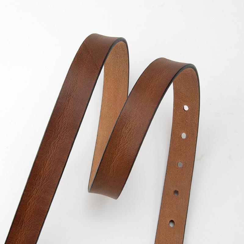 Gros plan sur la ceinture femme Aveline en cuir pleine fleur marron lisse, mettant en avant la texture souple et la finition soignée du cuir de vachette de qualité.