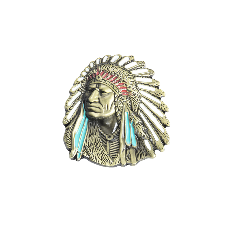 Boucle de ceinture Baroudeur pour homme, ornée d'un motif de chef indien portant une coiffe ornée de plumes blanches, rouges et bleues. Finition dorée vieillie.