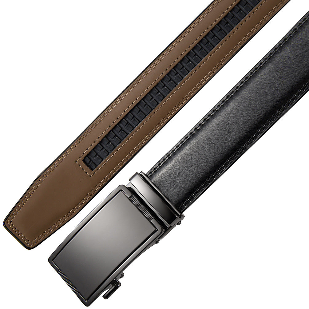 Ceinture homme Bastide en cuir noir avec boucle automatique argentée et lanière intérieure marron. Zoom sur le système de fermeture sans trous.