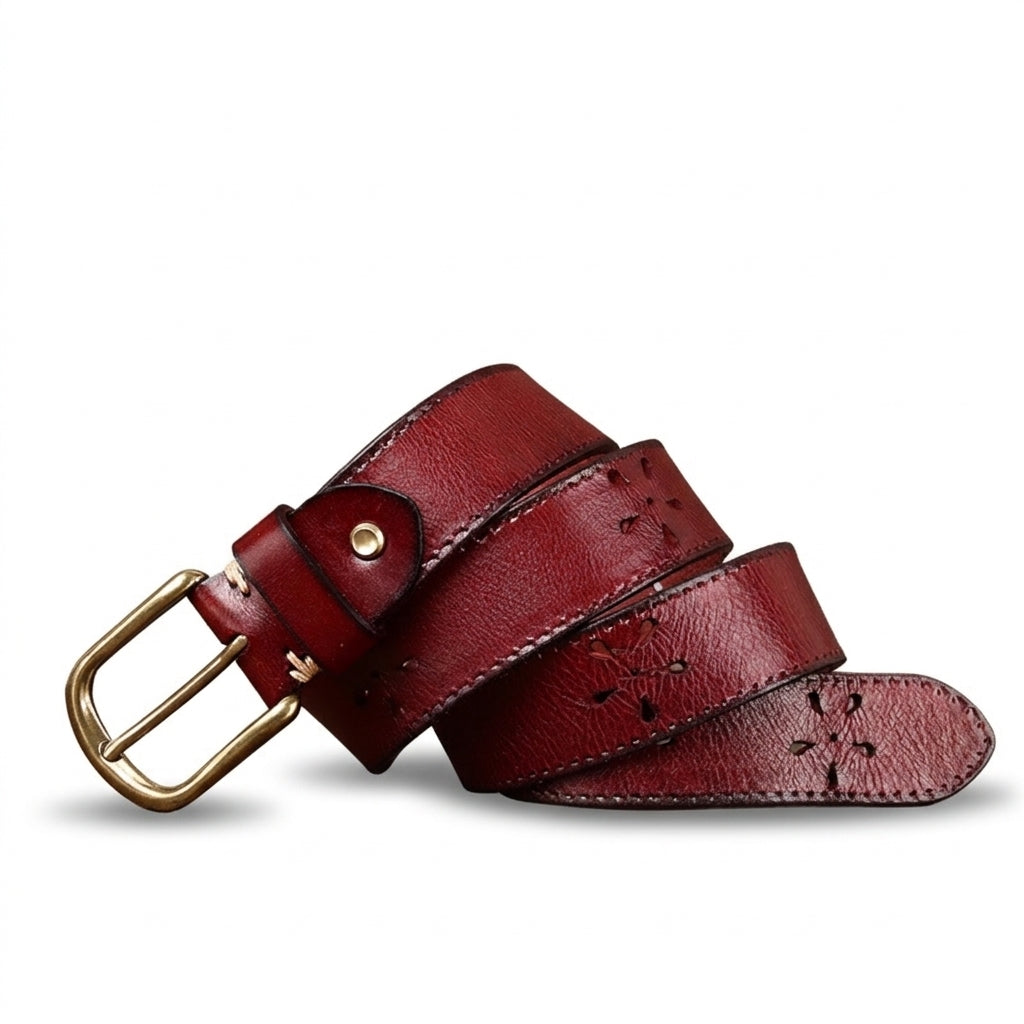 Ceinture pour homme Batignolles en cuir pleine fleur de vachette rouge bordeaux avec motifs ajourés, texture grainée et boucle ardillon en cuivre doré vieilli