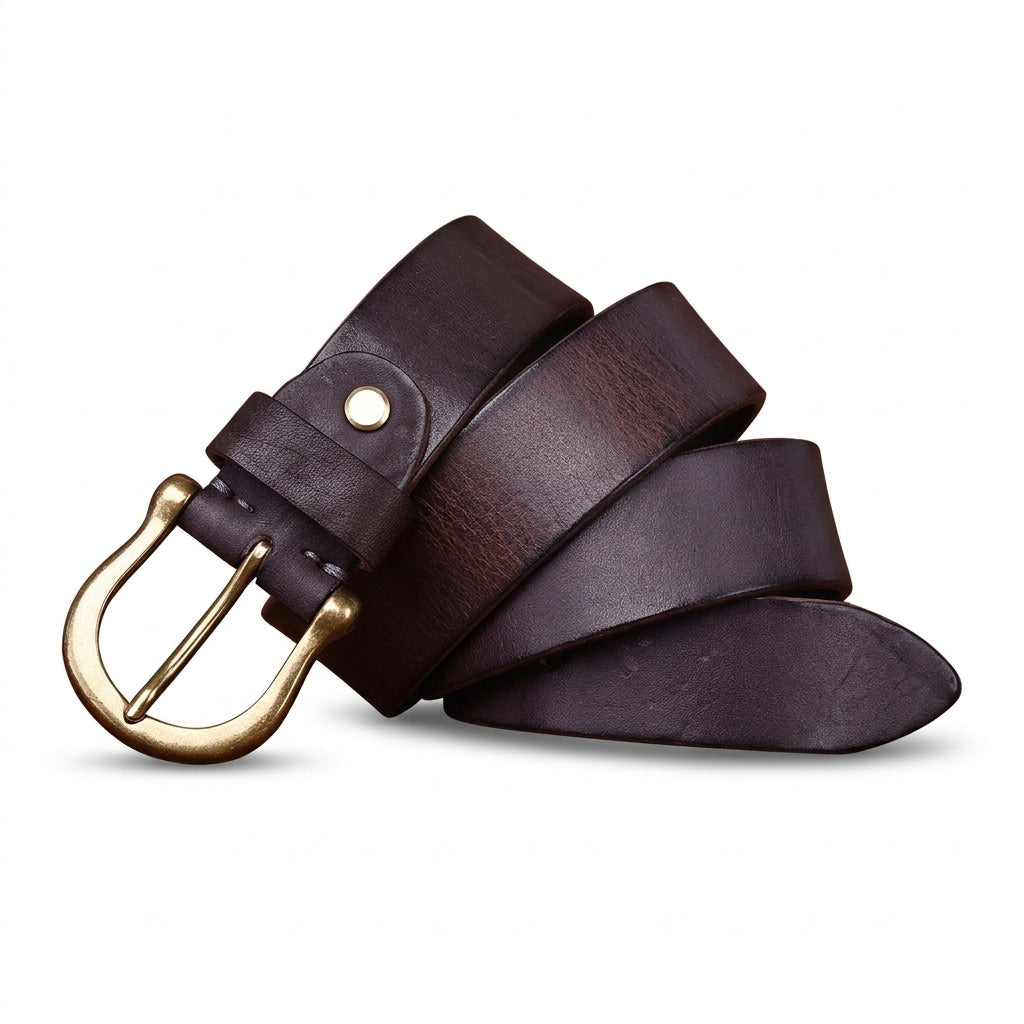Ceinture homme Baudelaire en cuir pleine fleur marron foncé avec boucle ardillon en cuivre massif antique et étiquette en cuir sur fond texturé #fullwidth