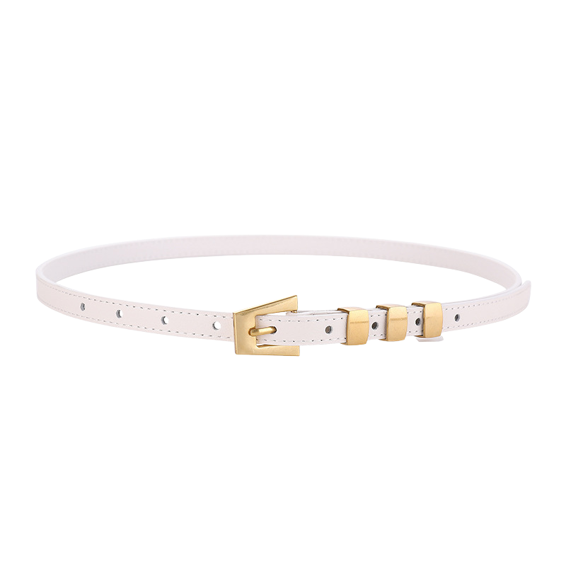Ceinture fine blanche en cuir nubuck pour femme, modèle Béatrice, avec boucle ardillon triangulaire dorée et passants assortis.