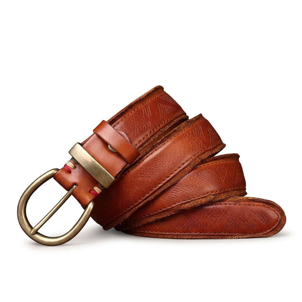 Ceinture homme Beauregard en cuir de vachette pleine fleur marron avec boucle ardillon en cuivre et détails de coutures colorées sur fond sombre #fullwidth