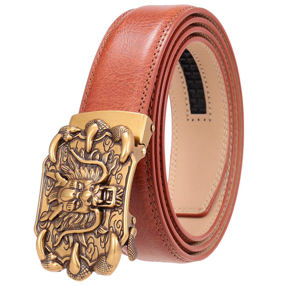 Ceinture homme Bellev 60 en cuir marron clair avec boucle automatique rectangulaire dorée ornée d'un dragon traditionnel chinois. #fullwidth