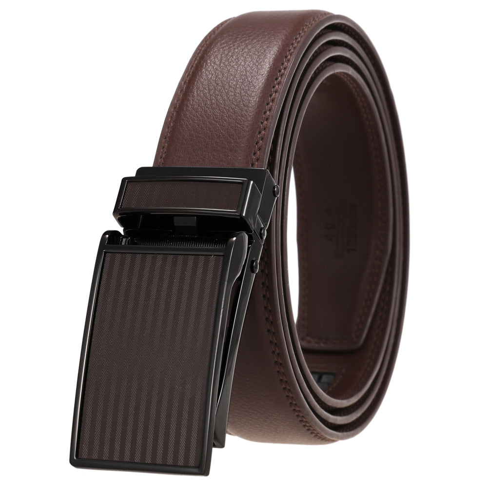 Ceinture Benoît marron en cuir de vachette refendu avec boucle rectangulaire noire striée et système de fermeture automatique.