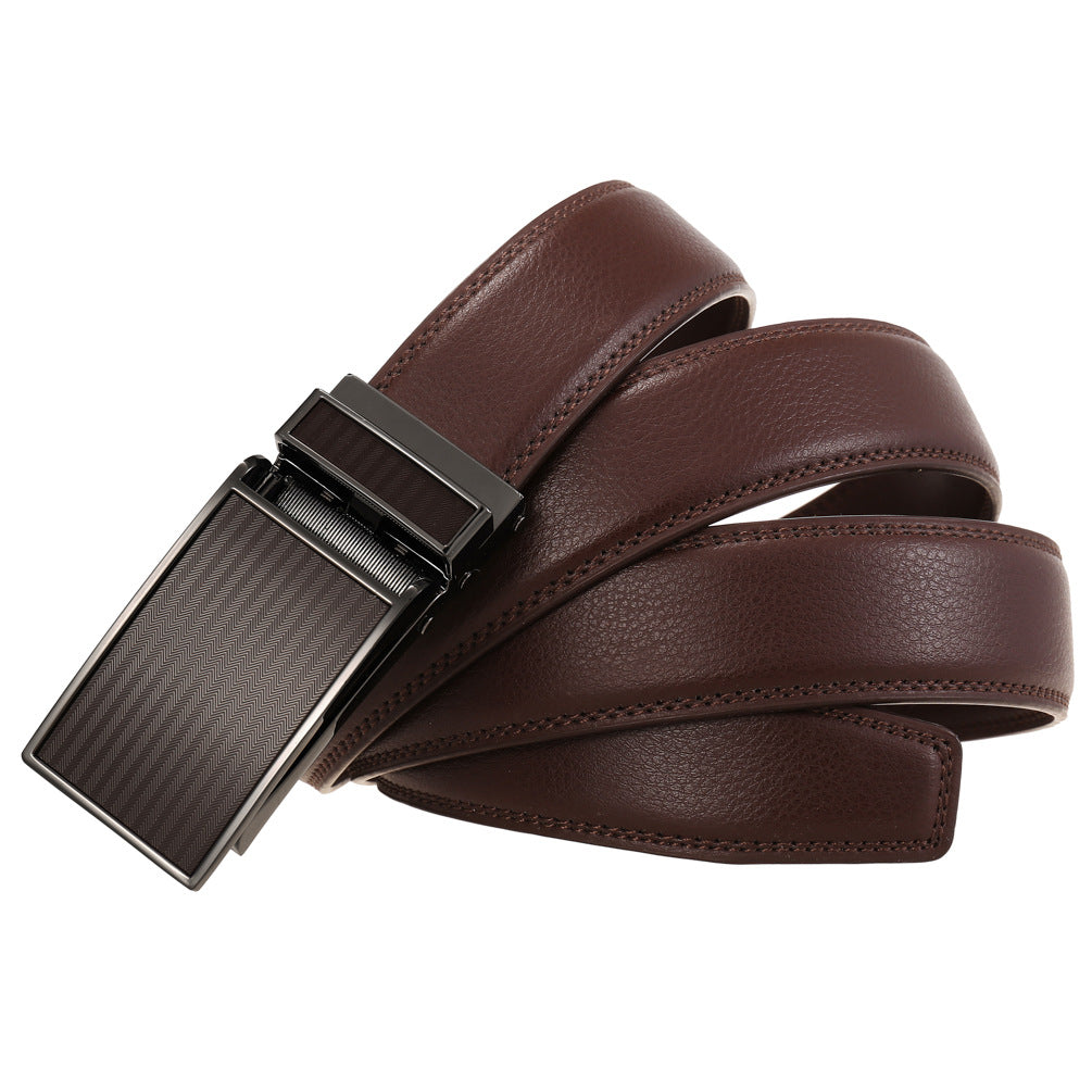 Ceinture Benoît en cuir de vachette marron avec boucle rectangulaire en métal noir brillant à décor strié diagonal et fermeture automatique striures diagonales.