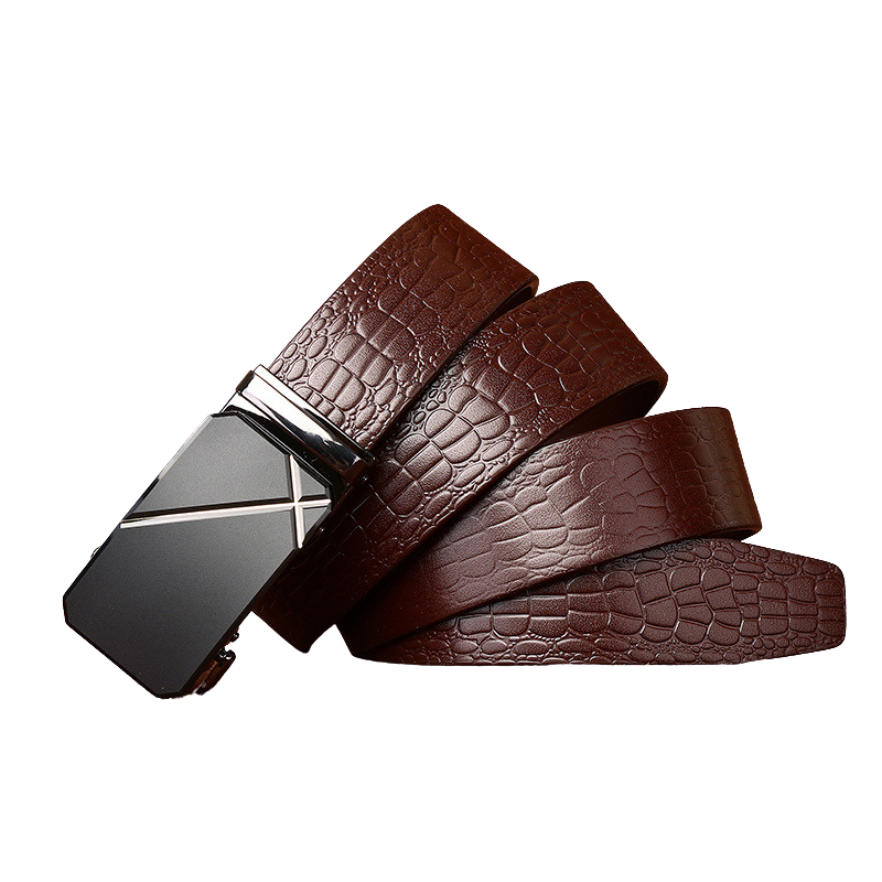 Ceinture homme Bérenger marron en cuir de vachette pleine fleur avec embossage crocodile et boucle automatique argentée et noire.