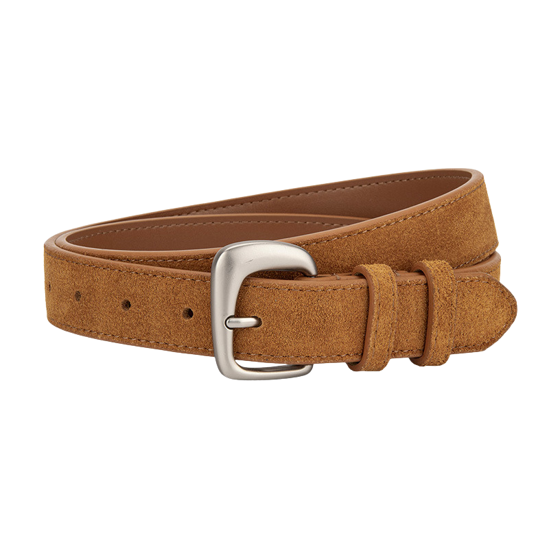 Ceinture fine et souple Bérengère en cuir de vachette refendu marron clair avec fini suédé, boucle argentée mate en forme de C et passant en cuir. Style rétro et élégant.