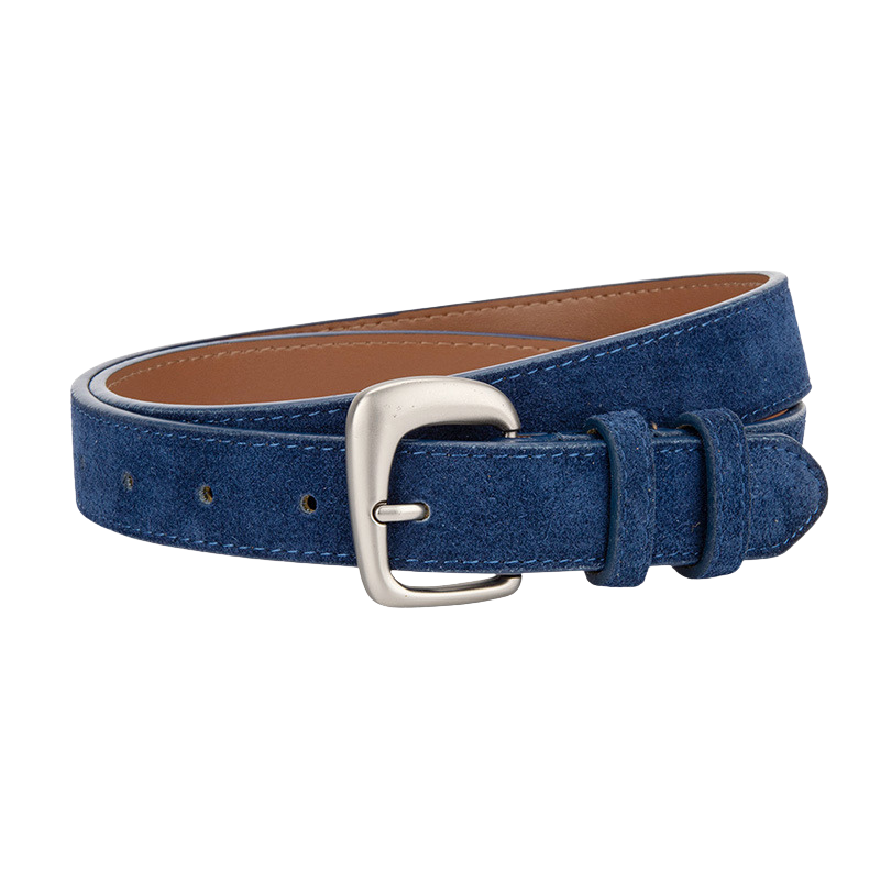 Ceinture fine et souple Bérengère en cuir de vachette bleu avec fini suédé sablé et boucle argentée mate en forme de C.