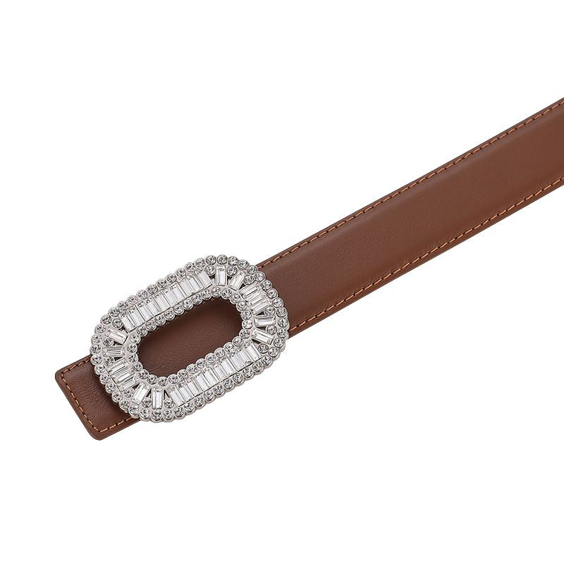 Ceinture marron pour femme Blanche avec une boucle ovale sertie de strass brillants et d'un contour argenté
