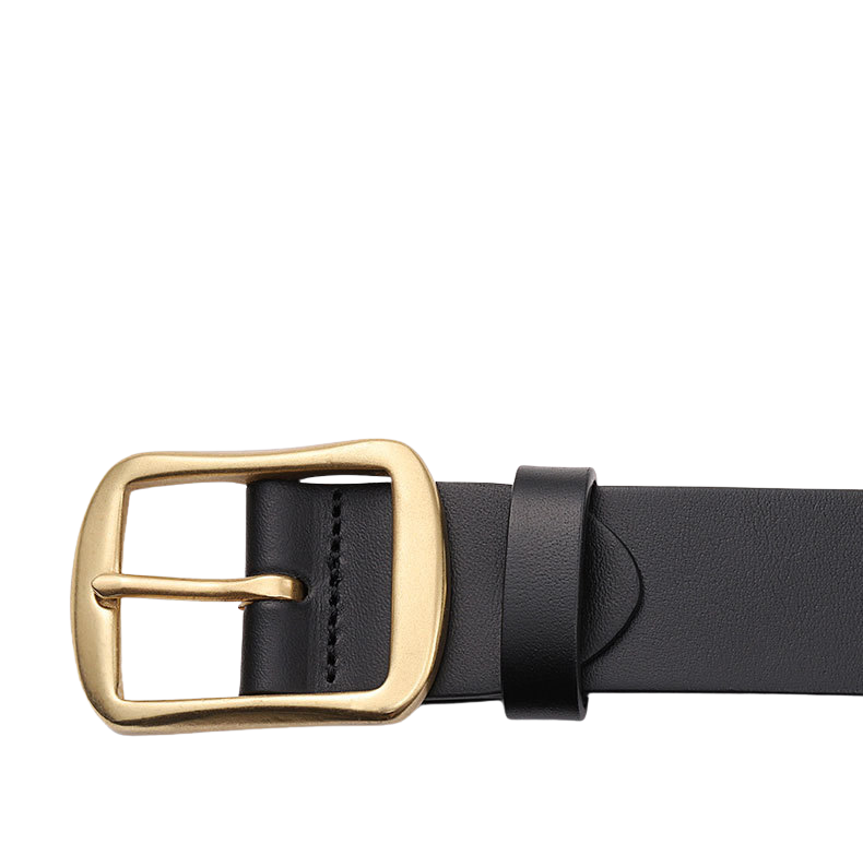 Ceinture homme Brassens en cuir noir lisse avec boucle dorée. Le cuir pleine fleur offre une texture douce et uniforme. Parfaite pour un look habillé ou décontracté. #fullwidth