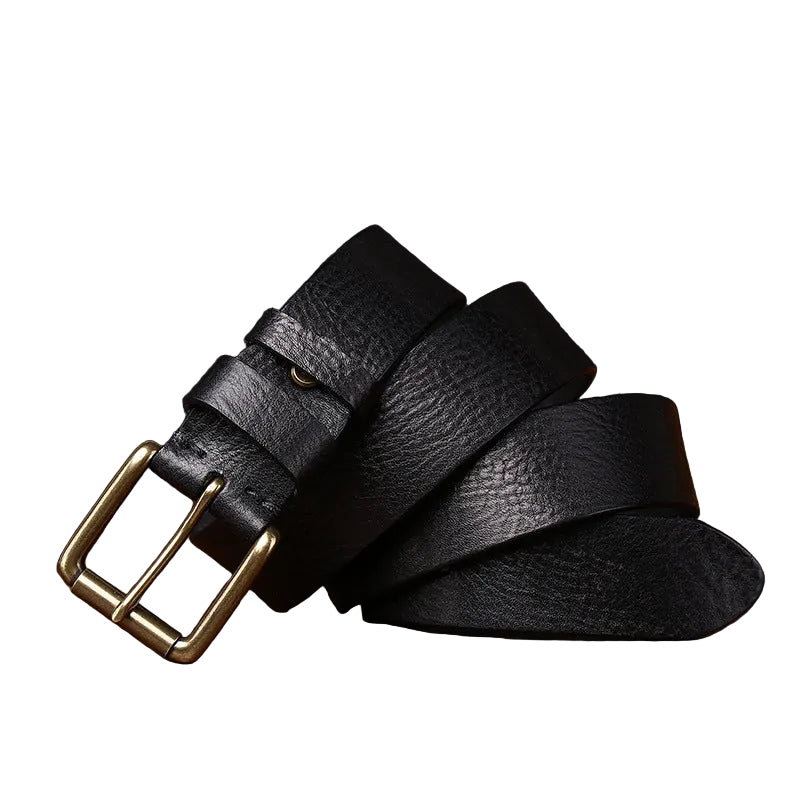 Ceinture pour homme Brissac en cuir pleine fleur noir avec boucle ardillon rectangulaire en cuivre patiné sur fond sombre #fullwidth