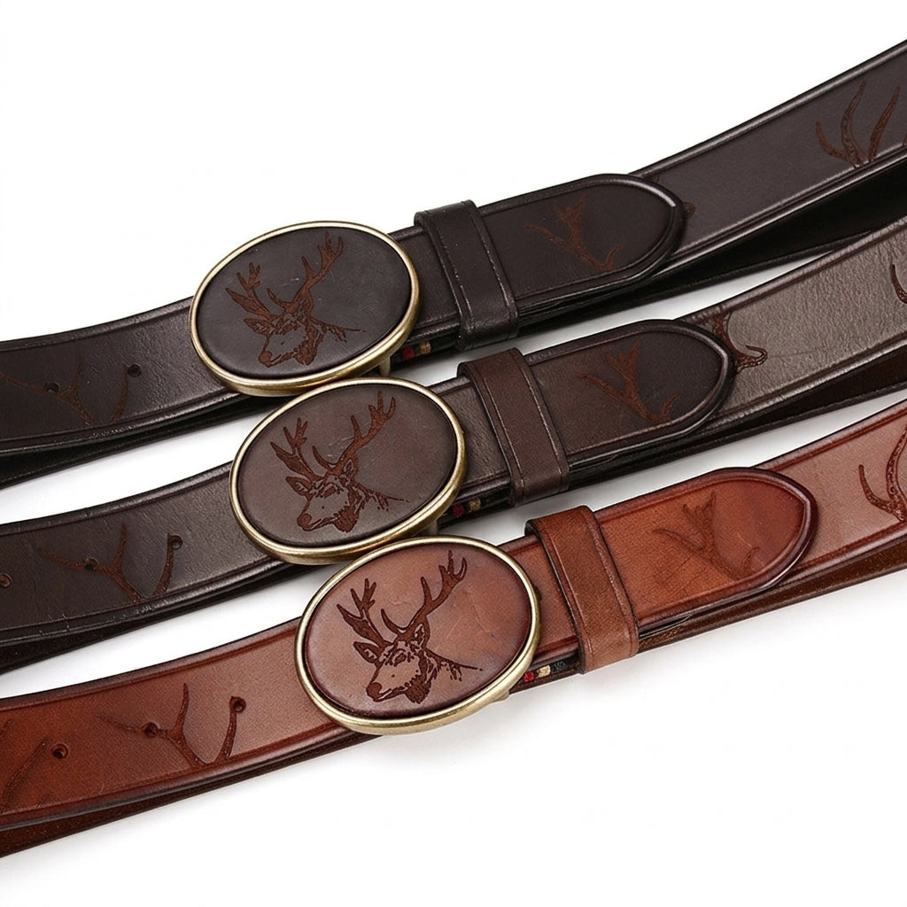 Trois ceintures Brocard en cuir véritable de différentes teintes de marron, ornées de gravures de cerf et de boucles ovales en cuivre vieilli avec incrustation en cuir.