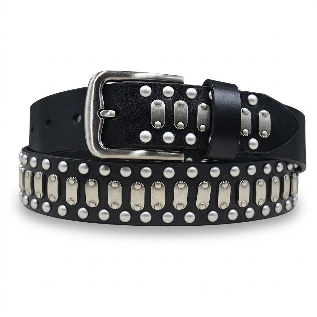 Ceinture rock Brocéliande en cuir de vachette noir ornée de rivets métalliques argentés et plaques géométriques avec boucle ardillon