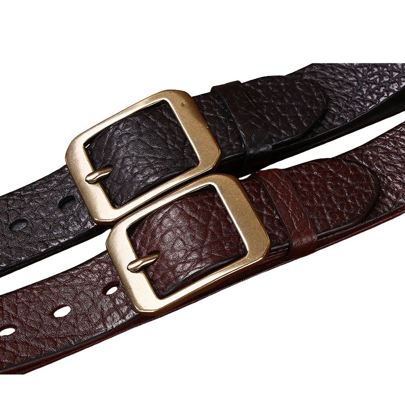 Deux ceintures pour homme en cuir de vachette pleine fleur, aspect texturé façon peau de buffle, avec boucles ardillon rectangulaires en cuivre doré. L'une est de couleur noire, l'autre café. #fullwidth