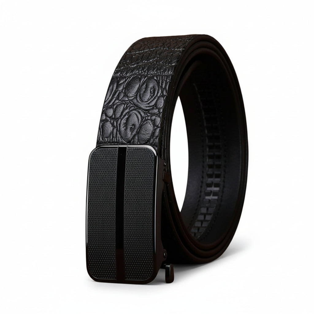 Ceinture Camille 2 noire en cuir de vachette pleine fleur avec relief crocodile embossé et boucle automatique en acier inoxydable noir.