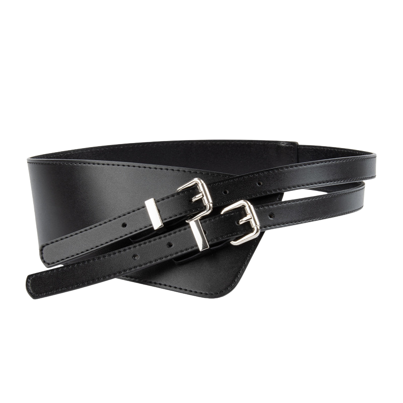Ceinture pour femme Candeur noire en cuir refendu, avec une forme asymétrique et deux boucles ardillon argentées.