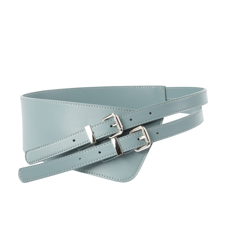Ceinture femme Candeur bleu ciel en cuir refendu avec double boucle ardillon carrée argentée et design asymétrique.