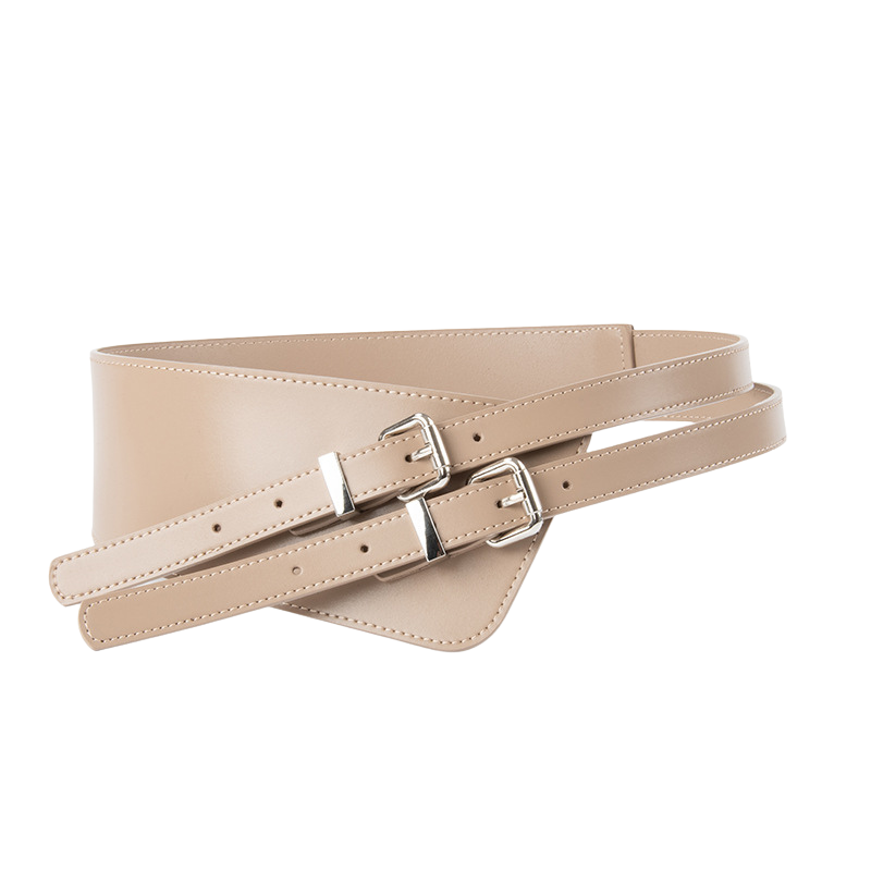 Ceinture femme Candeur beige en cuir refendu, large et asymétrique, avec double boucle ardillon argentée.