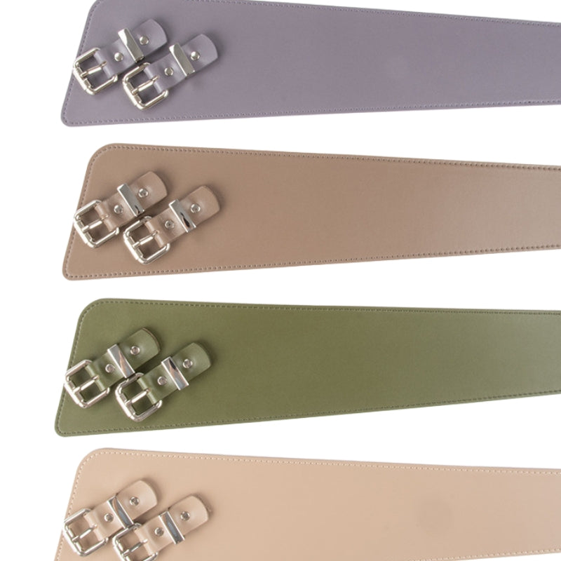 Ceintures femme Candeur en cuir refendu, montrant quatre couleurs différentes : gris, beige, kaki et nude, avec double boucle ardillon carrée argentée.