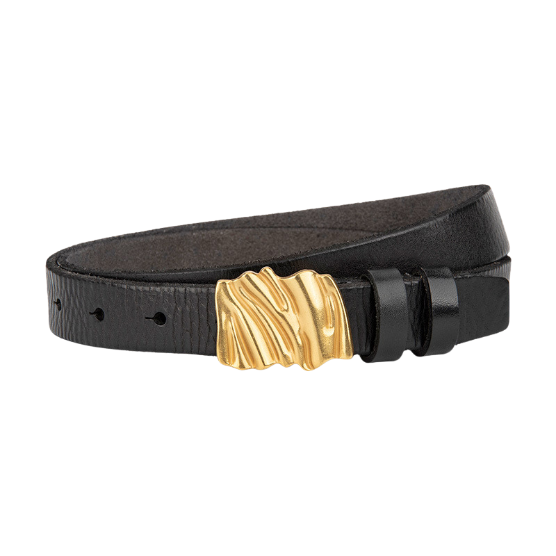 Ceinture femme Caresseuse noire en cuir pleine fleur avec boucle dorée texturée et asymétrique.