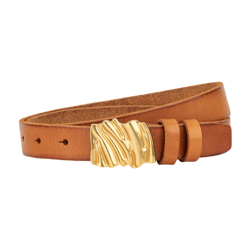 Ceinture femme Caresseuse en cuir marron clair avec une boucle dorée texturée et plissée. Largeur 2,3 cm.