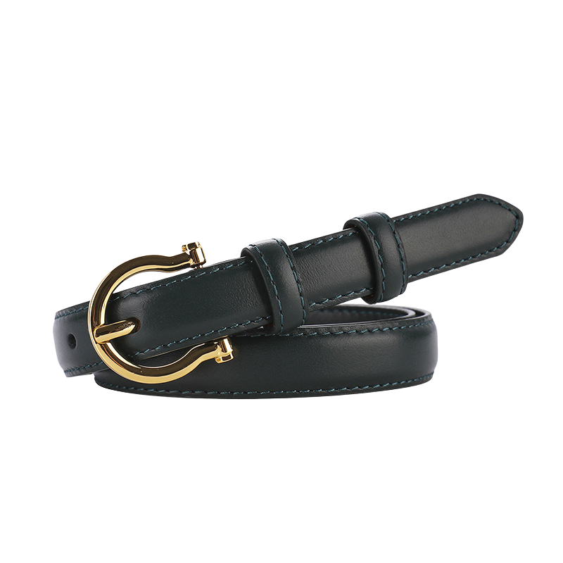 Ceinture femme Cassandre 1 en cuir pleine fleur vert foncé, avec boucle ardillon demi-lune dorée et surpiqûres contrastantes.