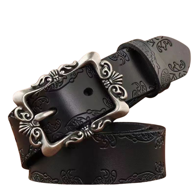 Ceinture pour femme Cassiene noire en simili cuir texturé avec boucle ardillon rectangulaire argentée ornée de motifs vintage et lanière gravée de dessins floraux.