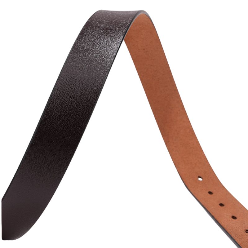 Ceinture Cécilia en cuir de vachette refendu marron foncé, vue rapprochée de la lanière lisse de 2.8 cm de largeur et de sa doublure en cuir naturel avec perforations pour la boucle.