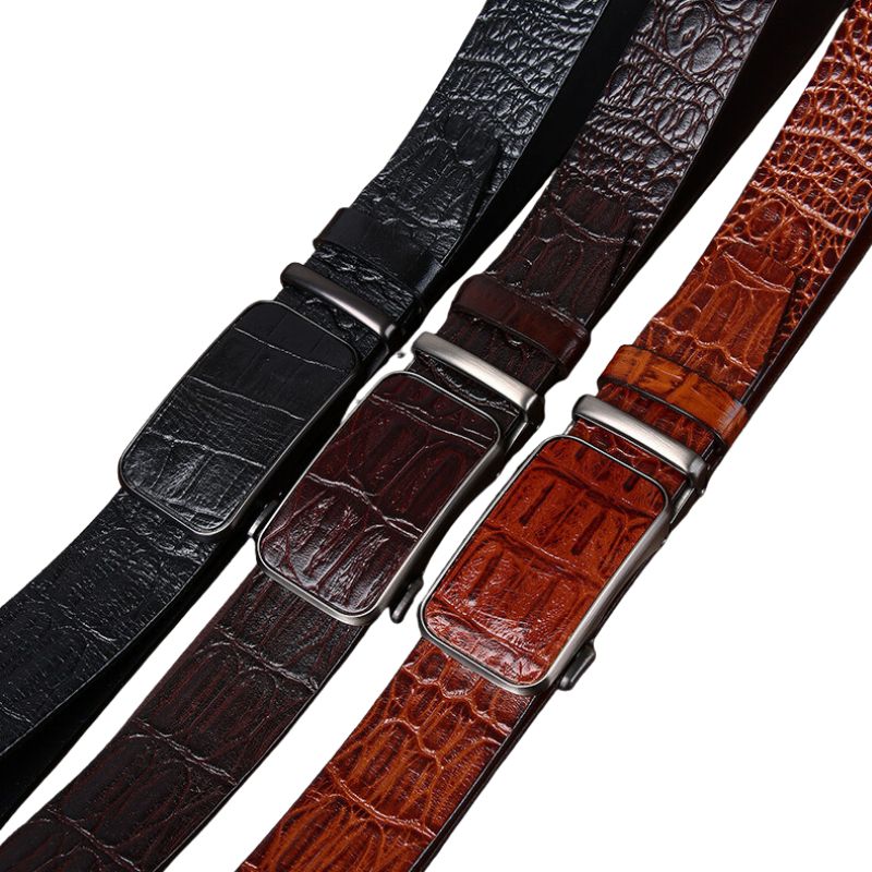 Ceinture Cédric en cuir de vachette avec motif crocodile embossé, boucle automatique rectangulaire en alliage argenté, disponible en noir, marron foncé et marron clair.
