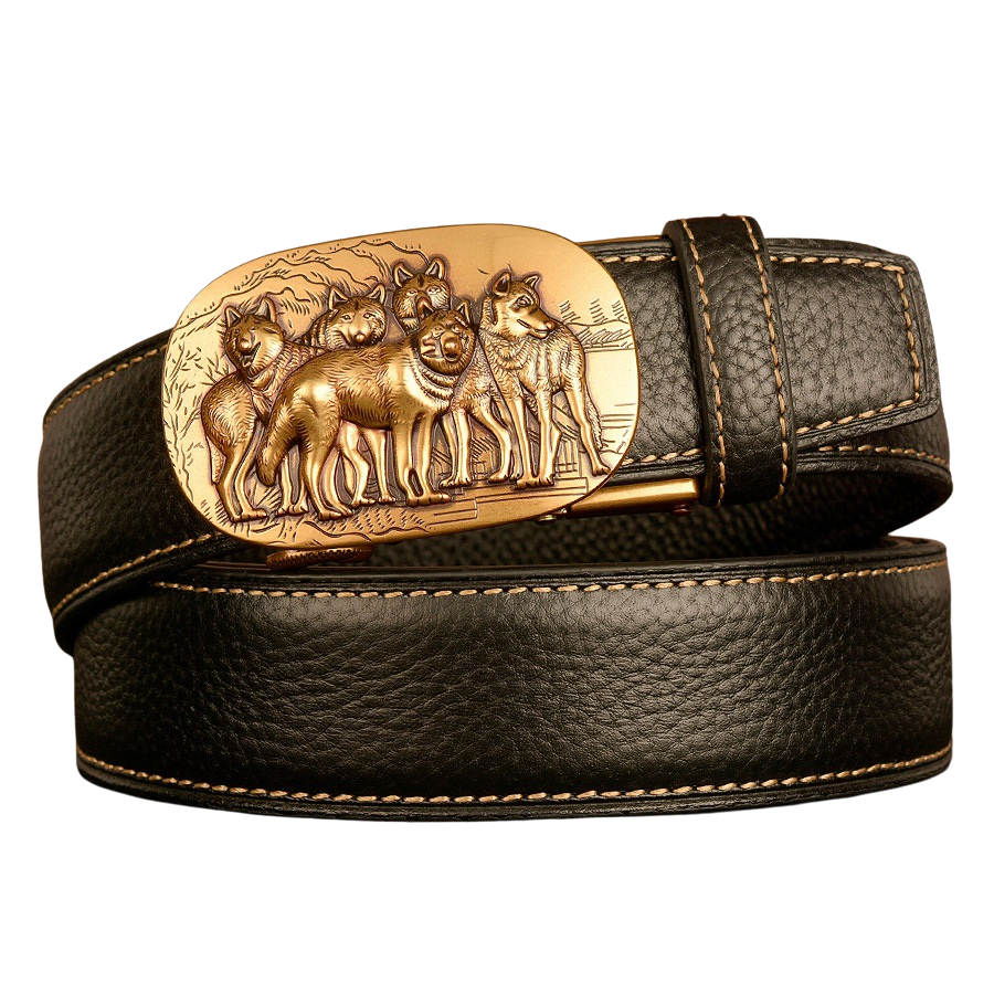 Ceinture homme Célestin 9 en cuir noir avec boucle automatique dorée ornée d'une gravure de loups et d'un paysage stylisé.