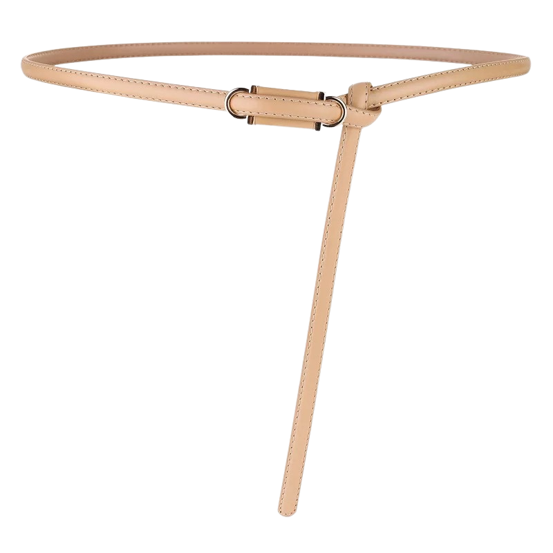 Ceinture fine Célestine en cuir beige pour femme, avec boucle D-Ring dorée et fermeture à nouer, idéale pour structurer une tenue avec élégance.