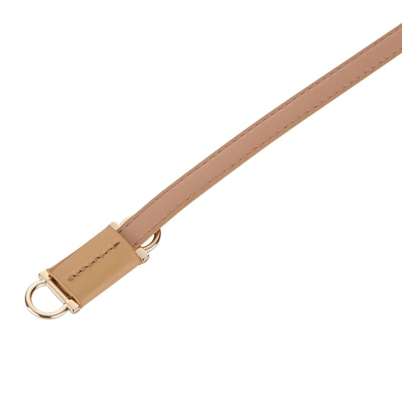 Ceinture fine Célestine en cuir lisse couleur beige avec boucle D-Ring dorée et fermeture à nouer