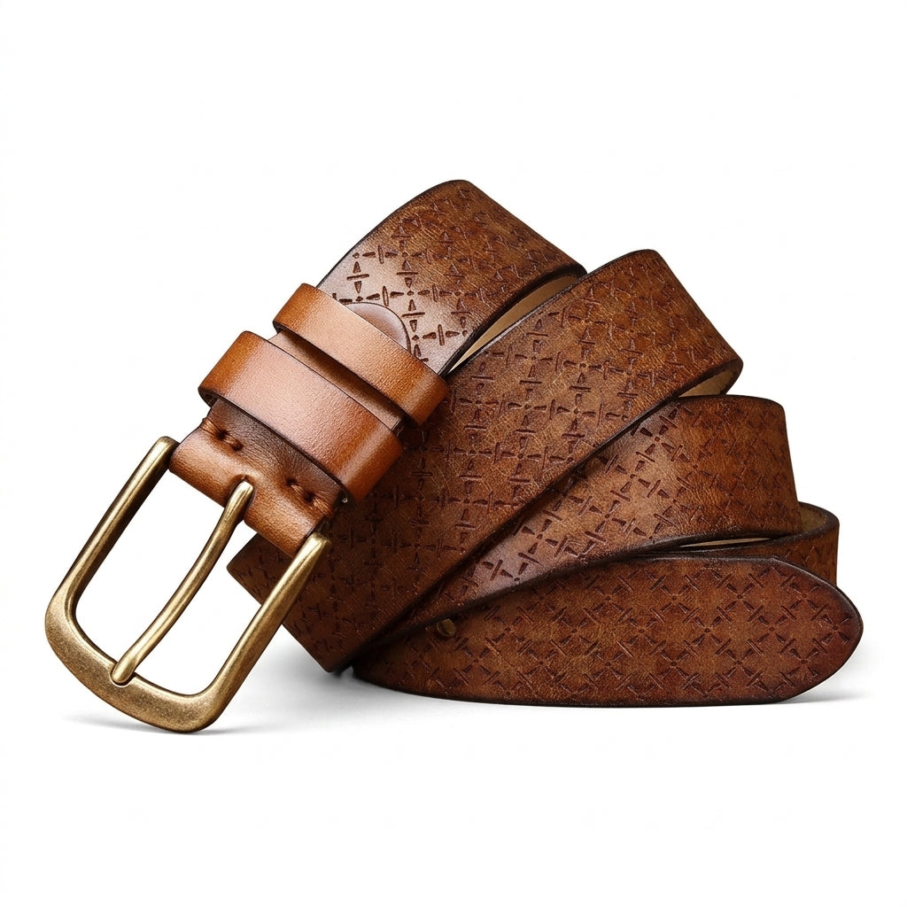 Ceinture homme Chambord en cuir de vachette pleine fleur marron avec motifs géométriques gravés et boucle ardillon rectangulaire en cuivre vieilli