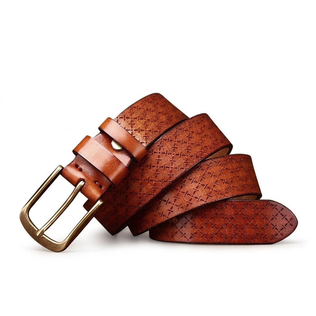 Ceinture pour homme Chambord en cuir de vachette pleine fleur marron avec motifs géométriques gravés et boucle ardillon en cuivre patiné