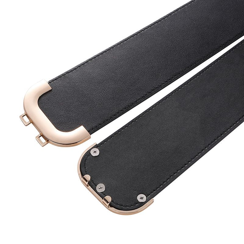 Ceinture femme Charisma noire en cuir avec boucle dorée en forme de C incurvée et finitions métalliques.