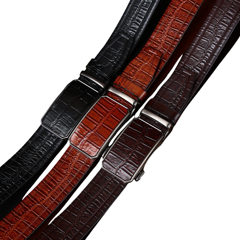 Trois ceintures pour homme Charles en cuir de vachette pleine fleur avec motif crocodile embossé, disponibles en noir, café et marron, dotées d'une boucle automatique rectangulaire en métal zinc argenté.
