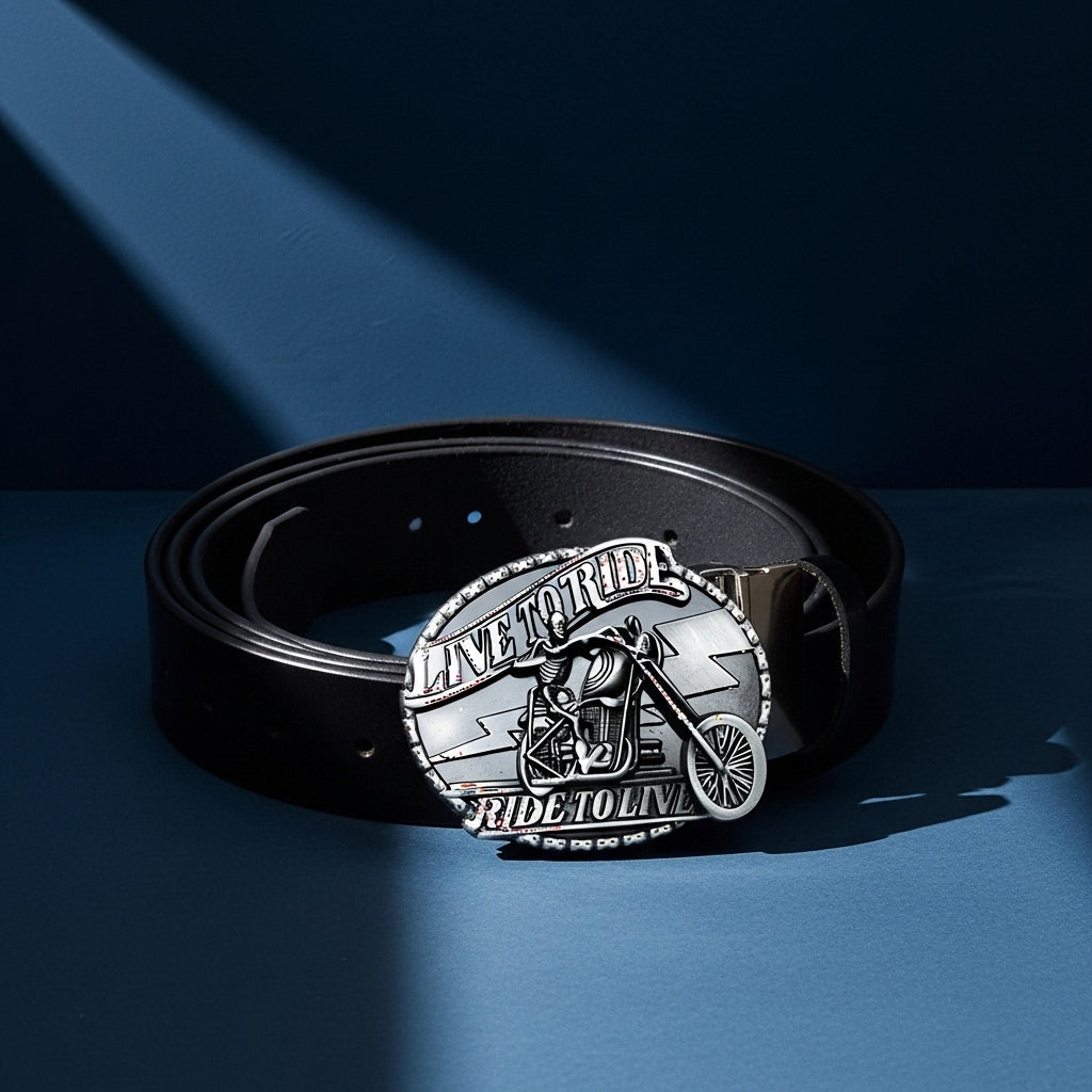 Ceinture pour homme Clandestin 2 en cuir noir avec une boucle ovale argentée ornée d'une moto et de l'inscription "LIVE TO RIDE, RIDE TO LIVE" #fullwidth
