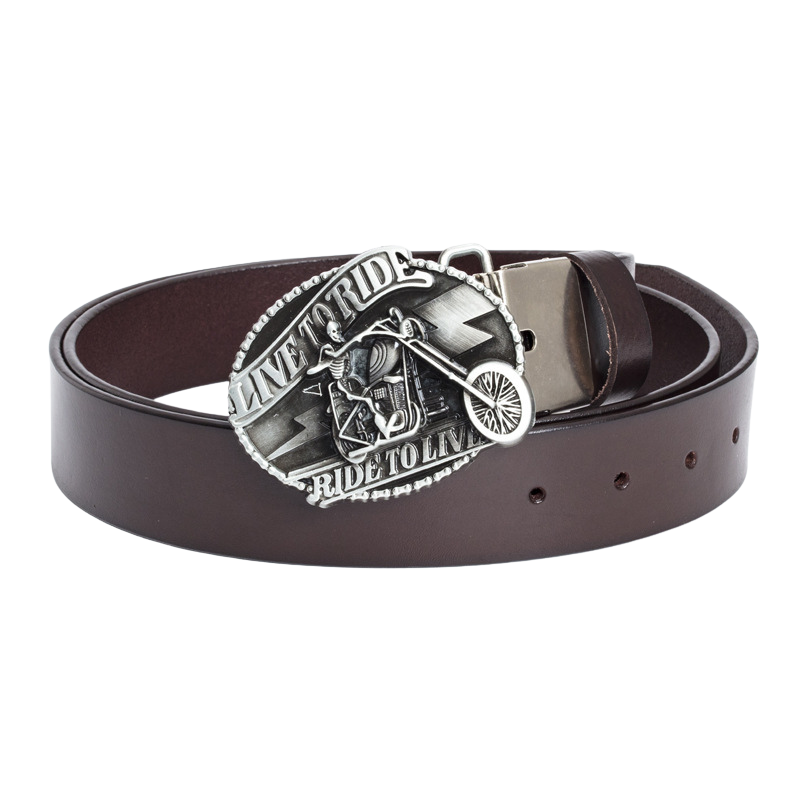 Ceinture homme Clandestin 2 en cuir marron foncé avec boucle ovale argentée ornée d'une tête de mort sur moto et de l'inscription "LIVE TO RIDE, RIDE TO LIVE".