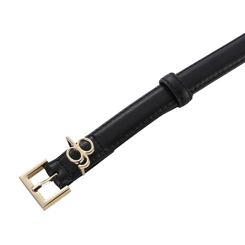 Ceinture Clara noire en cuir pleine fleur avec boucle dorée rectangulaire et détail décoratif métallique en forme de 8
