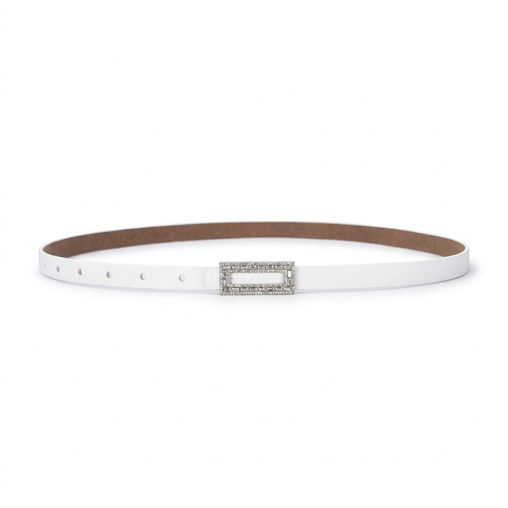Ceinture fine femme Clarisse en cuir blanc avec boucle ardillon rectangulaire scintillante et structurée sur fond blanc