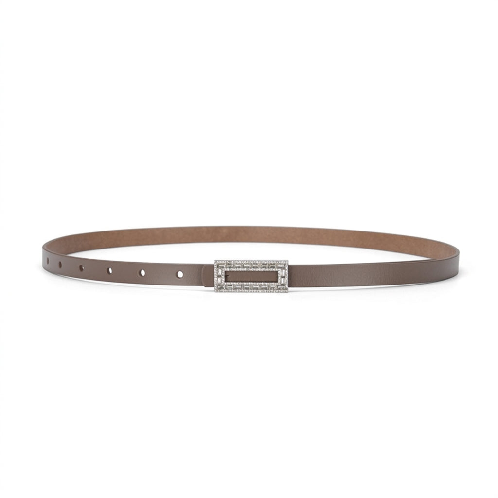 Ceinture fine pour femme Clarisse en cuir de vachette marron lisse avec boucle ardillon rectangulaire ornée de strass scintillants sur fond blanc