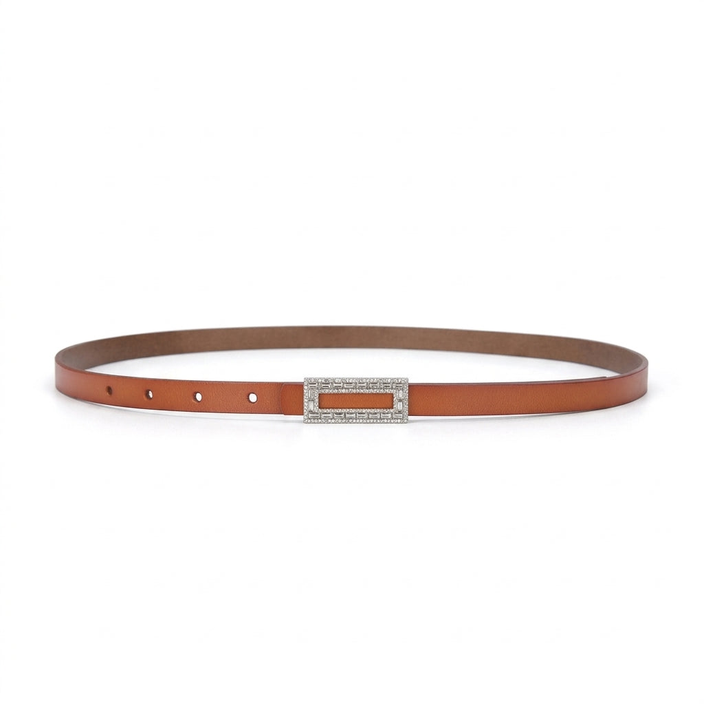 Ceinture fine femme Clarisse en cuir de vachette camel avec boucle rectangulaire ornée de strass scintillants sur fond blanc