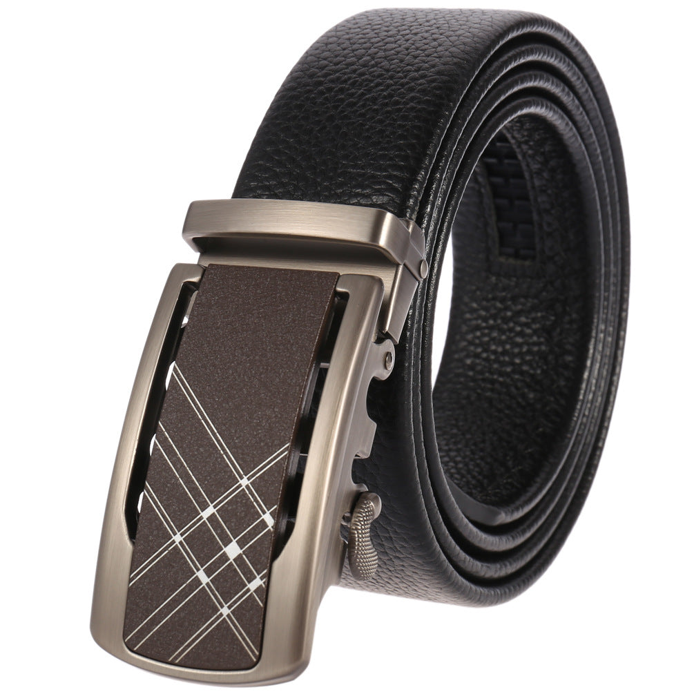 Ceinture Clément noire en cuir refendu de vachette avec boucle rectangulaire automatique en bronze et motif quadrillé gravé. #fullwidth