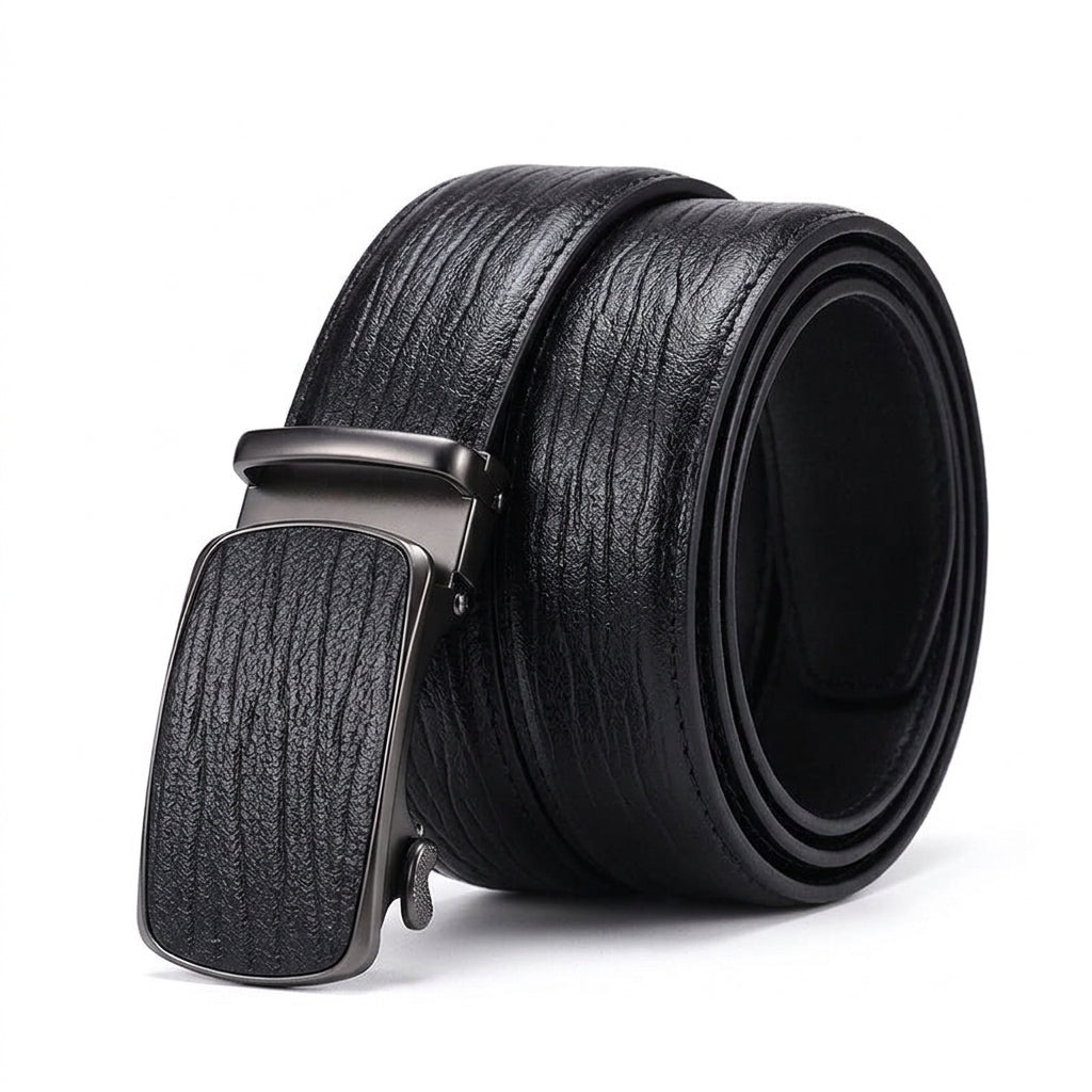 Ceinture homme Colbert en cuir noir pleine fleur avec boucle automatique rectangulaire argentée et texture grainée, posée sur un fond sombre