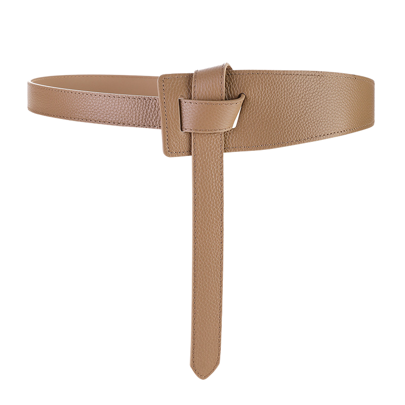 Ceinture Coralie beige en cuir pleine fleur grainé, sans boucle, avec un système de nouage et une lanière large qui s'attache manuellement en nœud.