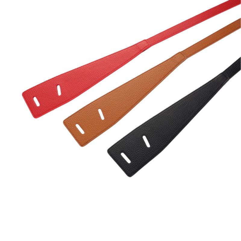 Ceinture femme Coralie en cuir grainé, disponible en rouge, marron et noir, avec un design nouable sans boucle et des fentes pour ajustement.