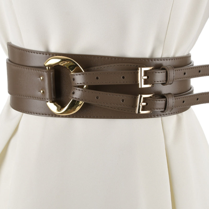 Ceinture corset marron en simili cuir avec boucle dorée et double passant, pour femme.