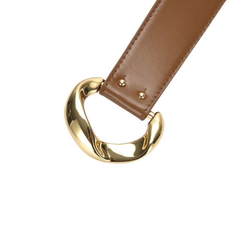 Ceinture marron à boucle dorée massive et texturée, fermeture de ceinture dorée sur fond blanc